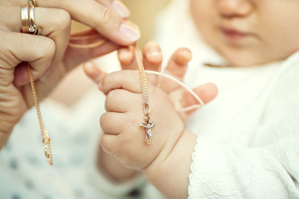 Крестины ребенка — приметы обряда крещения