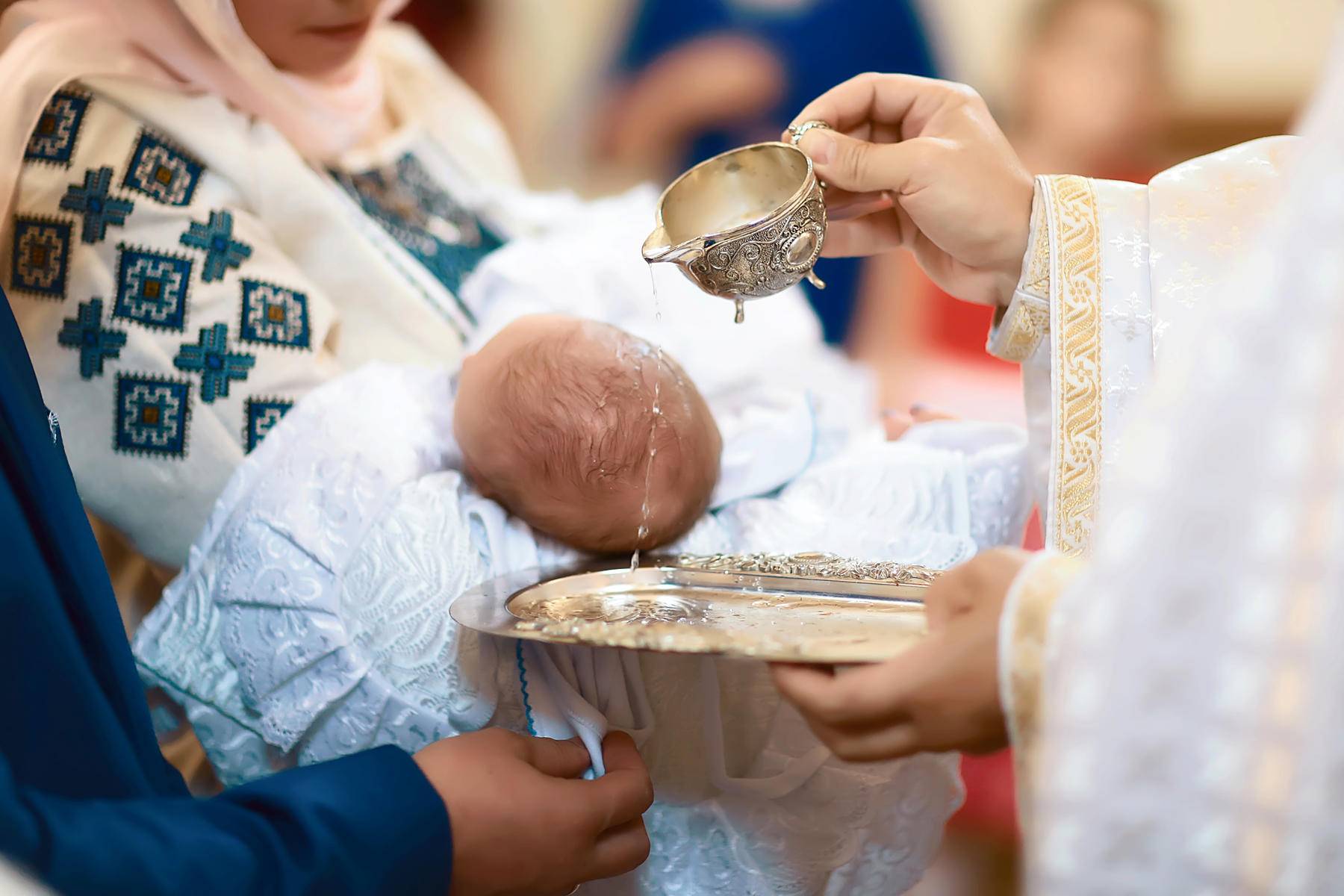 Когда можно крестить новорожденного ребенка – народные приметы
