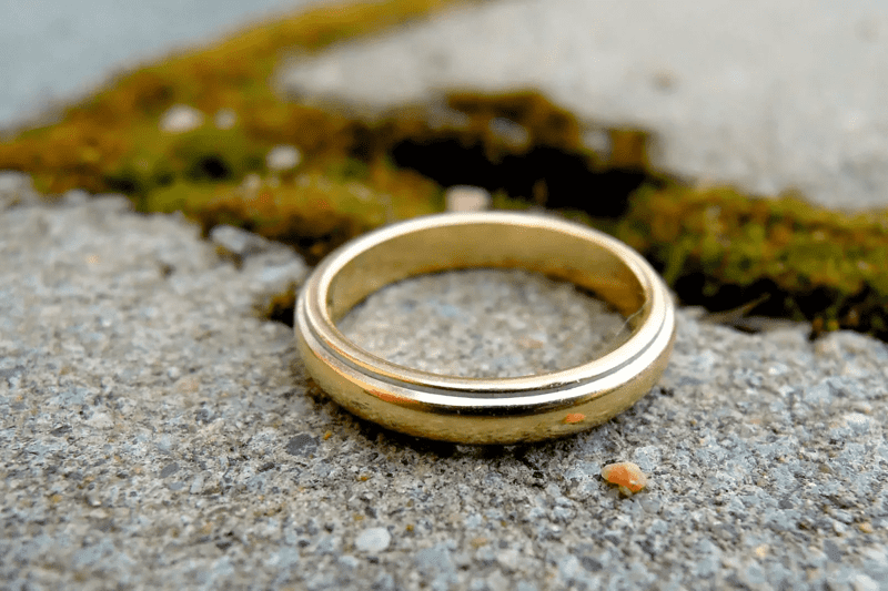Найти обручальное кольцо 